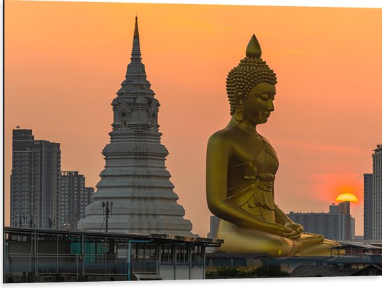 Dibond - Wat Paknam Phasi Charoen Tempel met Mega Goudkleurige Buddha tijdens Zonsondergang in Bangkok, Thailand - 80x60 cm Foto op Aluminium (Met Ophangsysteem)