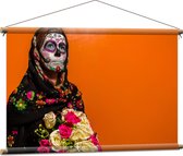 Textielposter - Geschminkte Vrouw in Bloemen Kleding met Bloemboeket - 90x60 cm Foto op Textiel