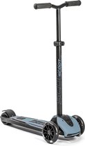 Een lichtblauwe en zwarte Scoot & Ride Highwaykick 5 step met drie wielen en LED-verlichting.