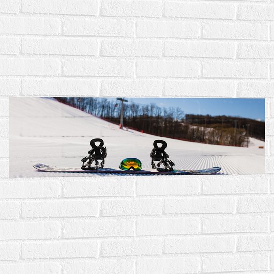Muursticker - Snowboard met Bril op Perfect Wintersport Landschap - 90x30 cm Foto op Muursticker