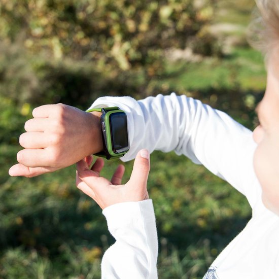 Een jong kind met een wit shirt bekijkt een groen one2track horloge.