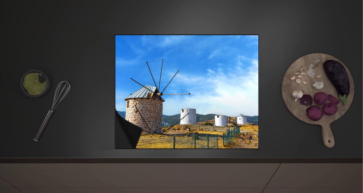 Inductieplaat Beschermer - De Windmolens van Bodrum onder Sluierbewolking, Turkije - 60x52 cm - 2 mm Dik - Inductie Beschermer met zwarte kern