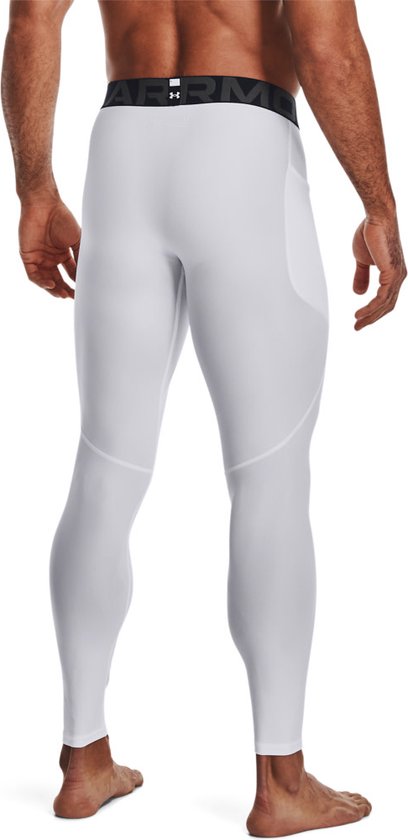 Achterkant van witte sportlegging met zwarte band met logo.