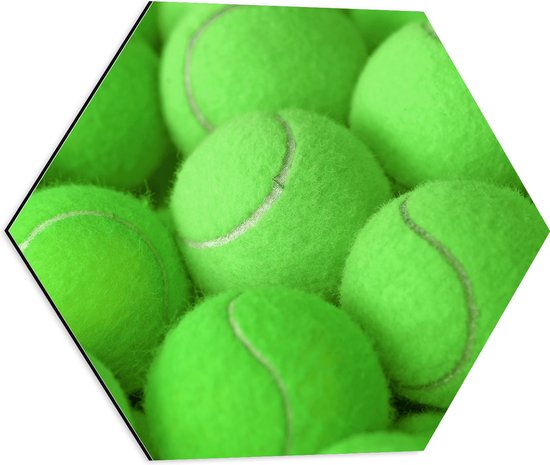 Dibond Hexagon - Stapel Groene Tennisballen - 50x43.5 cm Foto op Hexagon (Met Ophangsysteem)