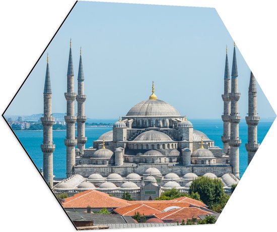 Dibond Hexagon - Sultan Ahmet Moskee aan de Zee van Turkije - 70x60.9 cm Foto op Hexagon (Met Ophangsysteem)