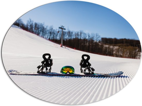 Dibond Ovaal - Snowboard met Bril op Perfect Wintersport Landschap - 108x81 cm Foto op Ovaal (Met Ophangsysteem)