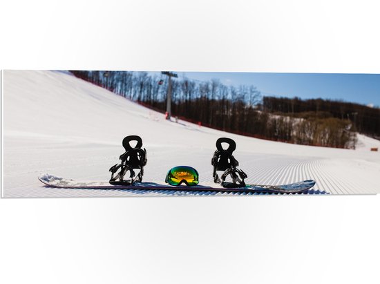 PVC Schuimplaat- Snowboard met Bril op Perfect Wintersport Landschap - 90x30 cm Foto op PVC Schuimplaat
