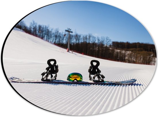 Dibond Ovaal - Snowboard met Bril op Perfect Wintersport Landschap - 28x21 cm Foto op Ovaal (Met Ophangsysteem)