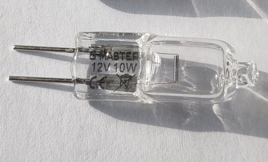 G Master 12V 10W G4 halogeenlamp op een lichte ondergrond. Twee metalen pinnetjes.