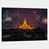 Muursticker - Vuurwerkpijlen boven Verlichte Tempel - 100x75 cm Foto op Muursticker