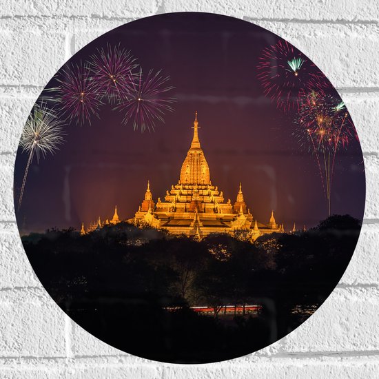 Muursticker Cirkel - Vuurwerkpijlen boven Verlichte Tempel - 40x40 cm Foto op Muursticker