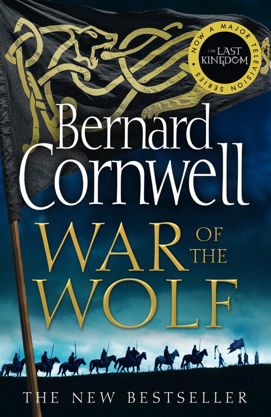 Bernard Cornwell, War of the Wolf. Een vlag met gouden wolfmotief, ruiters en de tekst 'Now a major television series'.
