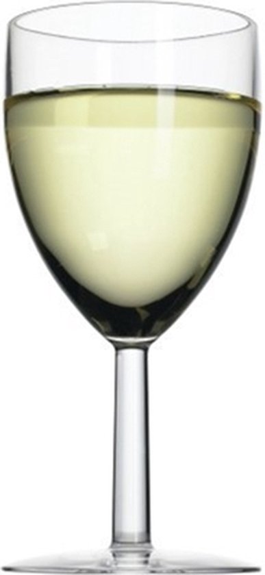 Glas gevuld met lichtgele vloeistof, met een lange steel en ronde voet.