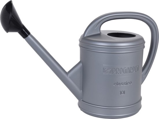Arrosoir gris en plastique avec pommeau noir et poignée. Inscription 'classico 10L'.