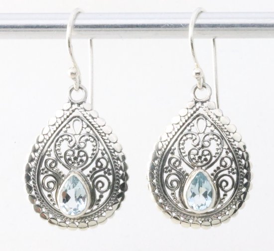 Traditionele bewerkte zilveren oorbellen met blauwe topaas
