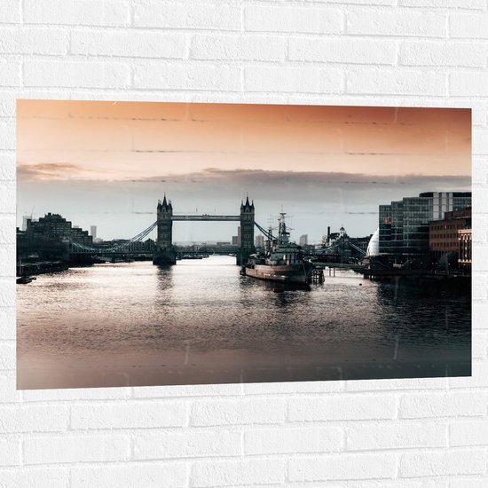 Muursticker - Tower Bridge met Zonsondergang in Londen, Engeland - 105x70 cm Foto op Muursticker