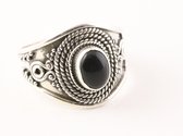 Bewerkte zilveren ring met onyx - maat 19.5