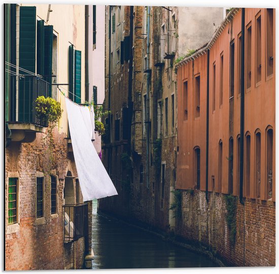 Dibond - Sloot tussen Gebouwen in Venetië - 50x50 cm Foto op Aluminium (Wanddecoratie van metaal)