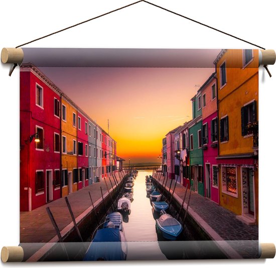 Textielposter - Stad met Gekleurde Huisjes in Italië met Bootjes in het Water - 40x30 cm Foto op Textiel