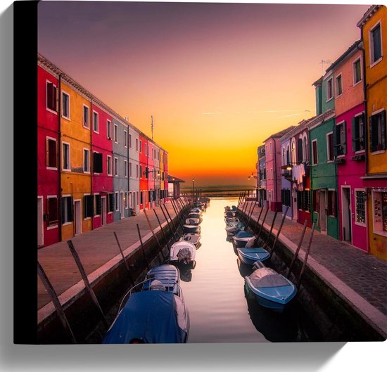 Canvas - Stad met Gekleurde Huisjes in Italië met Bootjes in het Water - 30x30 cm Foto op Canvas Schilderij (Wanddecoratie op Canvas)