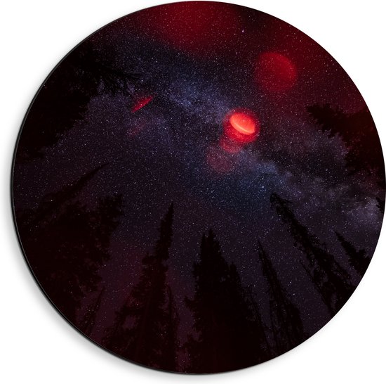 WallClassics - Dibond Muurcirkel - Rood Licht met Sterrenhemel boven Donkere Hoge Bomen - 40x40 cm Foto op Aluminium Muurcirkel (met ophangsysteem)