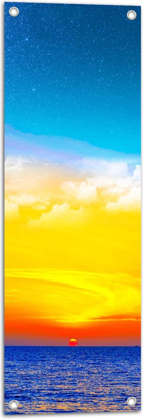 WallClassics - Tuinposter – Feloranje Lucht boven de Blauwe Zee - 30x90 cm Foto op Tuinposter (wanddecoratie voor buiten en binnen)