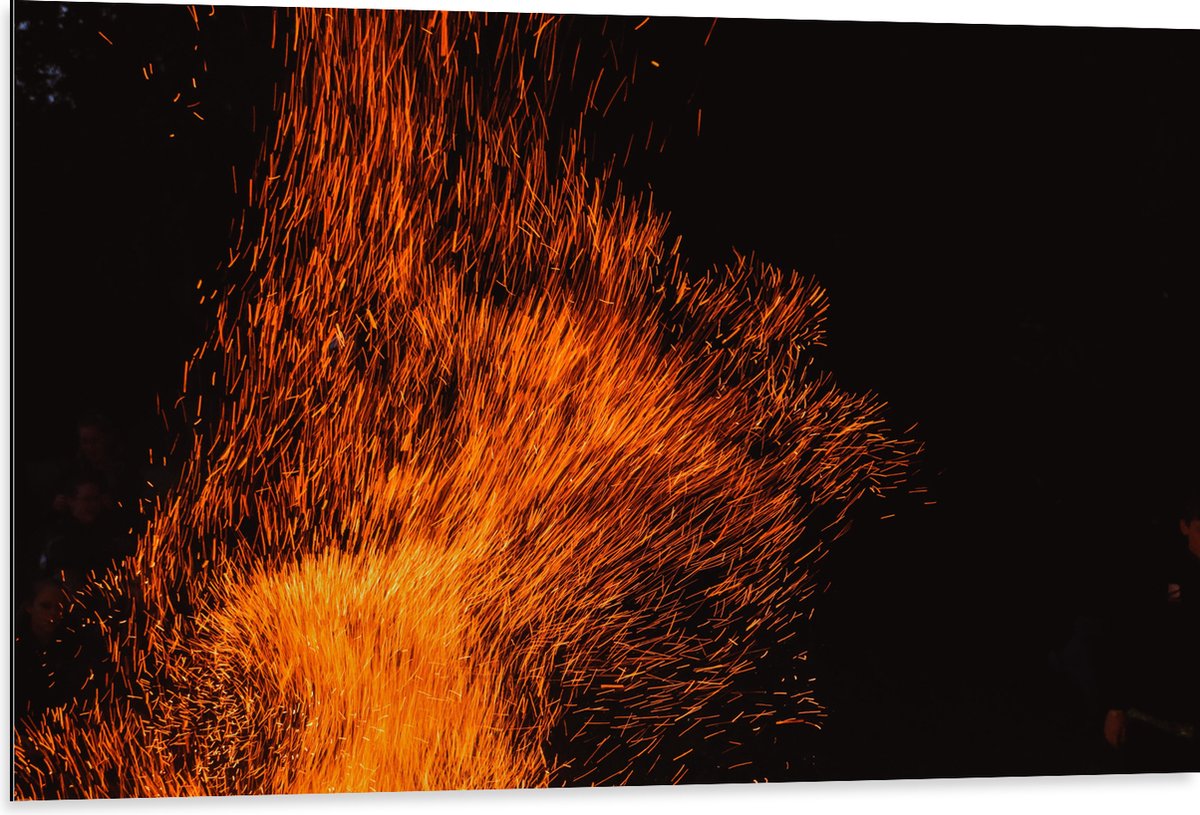 Dibond - Oranje Spetters van Vuurkorf - 105x70 cm Foto op Aluminium (Wanddecoratie van met