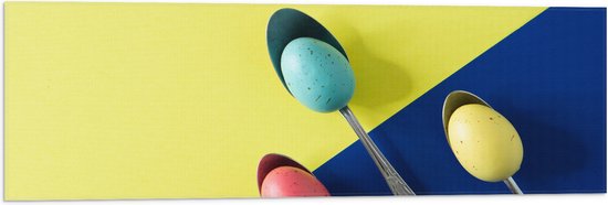 Vlag - Gekleurde Eieren op Lepels op Blauwe en Gele Vakken - 90x30 cm Foto op Polyester Vlag