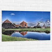 Muursticker - Boerderij met Windmolens aan het Water - 105x70 cm Foto op Muursticker