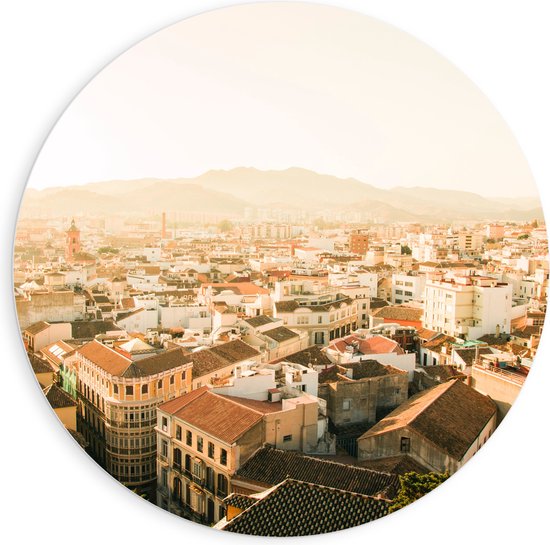 Bovenaanzicht van Madrid, Spanje, met gebouwen met terracotta daken tegen een lichte lucht.