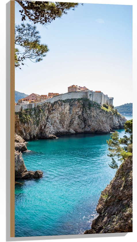 Hout - Rots in de Zee van Dubrovnik, Kroatië - 50x100 cm - 9 mm dik - Foto op Hout (Met Ophangsysteem)