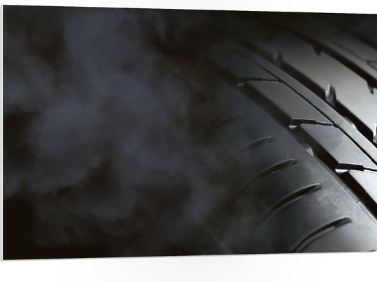 PVC Schuimplaat- Rook bij Zwarte Banden - 105x70 cm Foto op PVC Schuimplaat