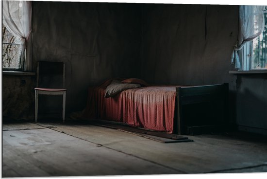 Dibond - Bed met Rood Dekbedovertrek in Houten Kamer - 90x60 cm Foto op Aluminium (Met Ophangsysteem)