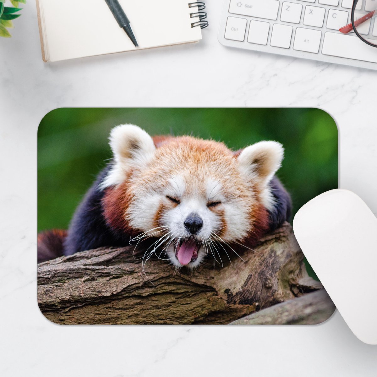 Muismat - Gapende Oranje Panda op Boomstronk - 25x18 cm - 2 mm Dik - Muismat van Vinyl