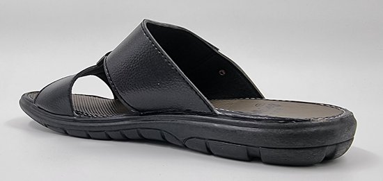 Zwarte slipper met een enkele band, gestructureerde zool en zacht voetbed.