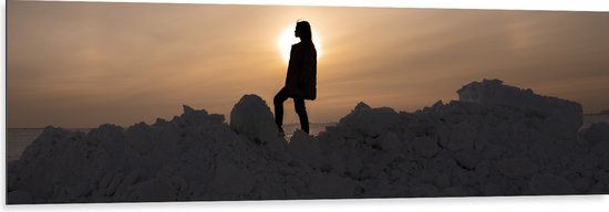 WallClassics - Dibond - Silhouet van Vrouw op Hoop Sneeuw - 150x50 cm Foto op Aluminium (Met Ophangsysteem)