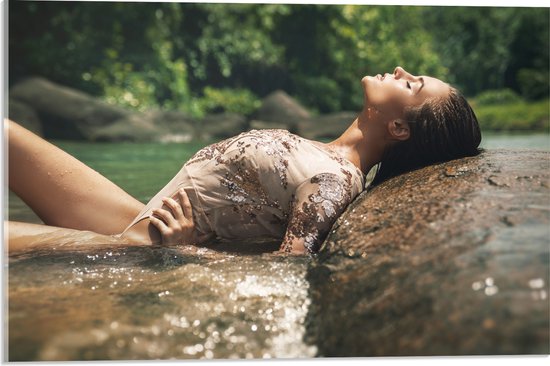 Acrylglas - Poserende Vrouw in Glitter Zwemkleding in Rivier - 60x40 cm Foto op Acrylglas (Met Ophangsysteem)