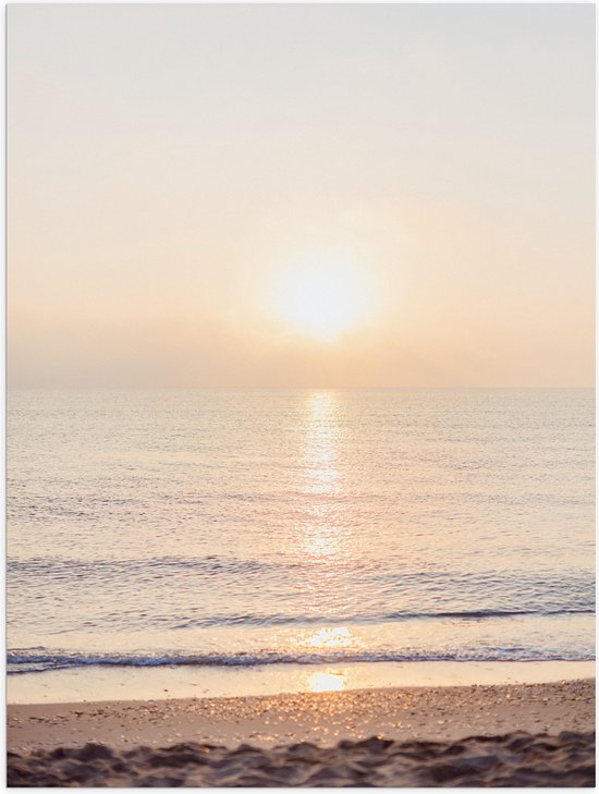 WallClassics - Poster Glanzend – Kalme Golven onder Zachte Ochtendzon - 75x100 cm Foto op Posterpapier met Glanzende Afwerking