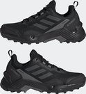 Twee zwarte dames wandelschoenen met zwarte Adidas-strepen, 'TERREX' en 'RAIN.RDY' op de zijkant.