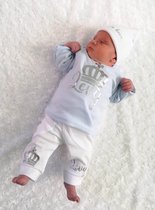 engineering Schuine streep langzaam Geboorte pakje met naam - A Prince Is Born | Exclusief baby pakje|  Gepersonaliseerd... | bol.com