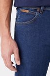 Dichtbij opname van de bovenkant van een spijkerblauwe Wrangler spijkerbroek met bruine naden.