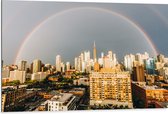 Dibond - Regenboog boven Stad - 105x70 cm Foto op Aluminium (Wanddecoratie van metaal)