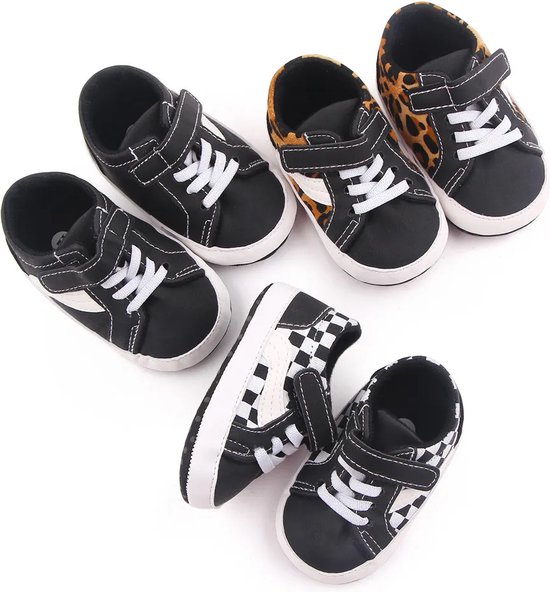 Vijf paar zwarte babysneakers met klittenbandsluiting, luipaardprint en geruite print.