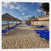 WallClassics - Muursticker - Blauwe Ligbedden op Strand met Rieten Parasols - 50x50 cm Foto op Muursticker