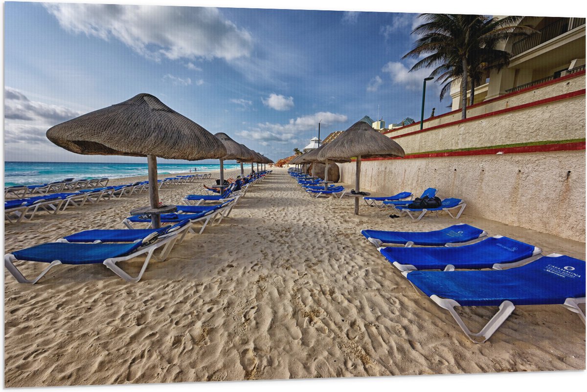 Vlag - Blauwe Ligbedden op Strand met Rieten Parasols - 120x80 cm Foto op Polyester Vlag