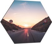 WallClassics - Dibond Hexagon - 30-weg naar Duinen met Zonsondergang - 70x60.9 cm Foto op Hexagon (Met Ophangsysteem)