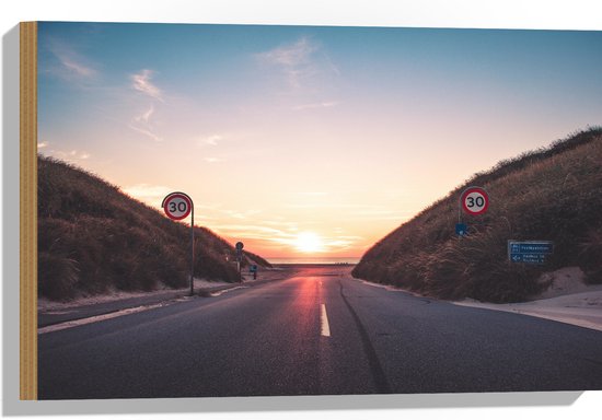 WallClassics - Hout - 30-weg naar Duinen met Zonsondergang - 60x40 cm - 9 mm dik - Foto op Hout (Met Ophangsysteem)