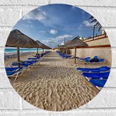 WallClassics - Muursticker Cirkel - Blauwe Ligbedden op Strand met Rieten Parasols - 40x40 cm Foto op Muursticker