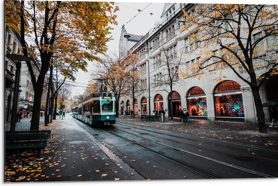 Dibond - Straat met Tram in Zürich - 75x50 cm Foto op Aluminium (Met Ophangsysteem)