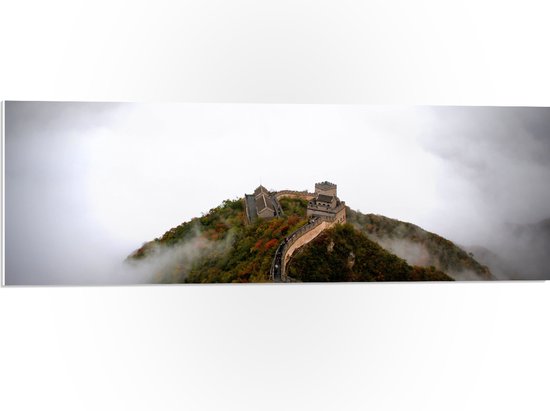 PVC Schuimplaat - Mist bij Berg met Chinese Muur - 90x30 cm Foto op PVC Schuimplaat (Met Ophangsysteem)